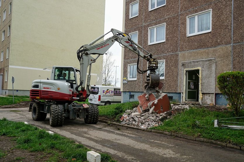 Die Firma GAI reißt derzeit die alten Hauseingangsüberdachungen ab. Sie werden durch neue ersetzt.  (Foto: SWG)