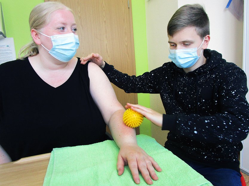 Jasmin Sachs; Gustav Gollenia bei einer Übung mit dem Igelball (Foto: IBKM Gruppe)