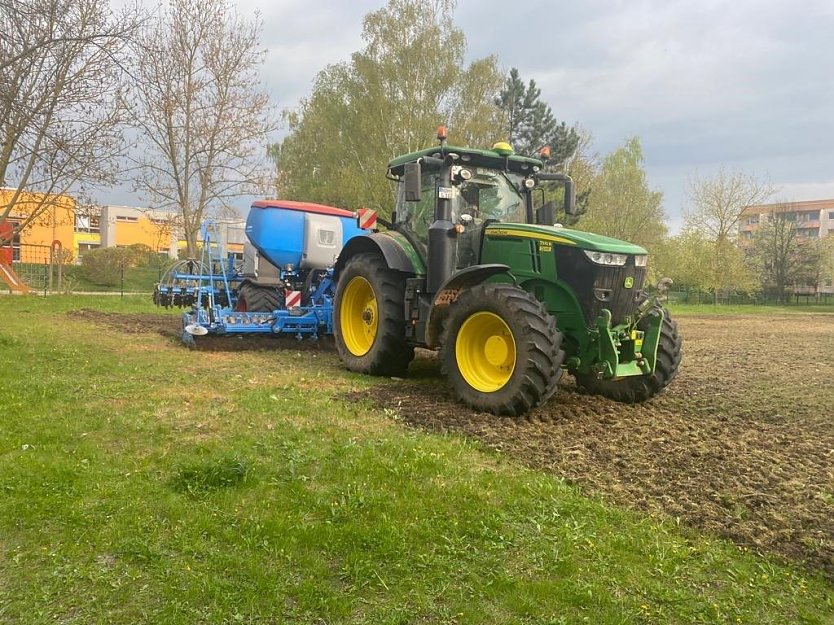 Schwere Landtechnik im Wohngebiet Nordhausen Ost (Foto: WBG Südharz)