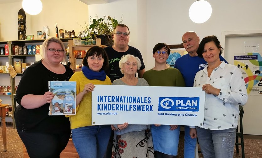 Die Plan International Aktionsgruppe Nordhausen (v.l.: Diana Wedler, Bärbele Herr, Markus Wedler, Angelika Pohl, Katrin Tschernatsch-Göttling, Horst Möller, Sylvia Daehn) lädt ein zum Malwettbewerb für den guten Zweck sowie zum Kinderfest am 1. Juni in der Stadtbibliothek Nordhausen  (Foto: Bärbele Herr)