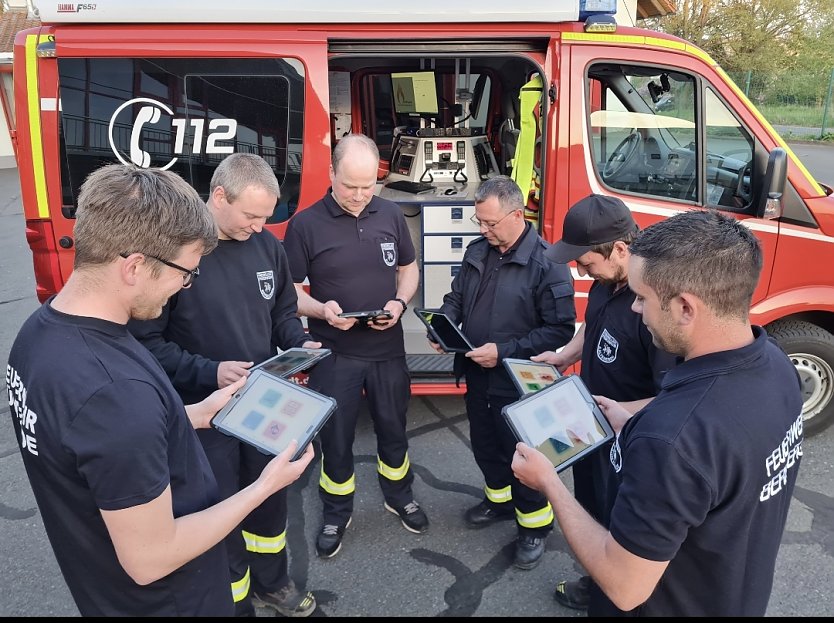 Tablets werden übergeben v.l.n.r. Thomas Brümmer (Feuerwehr Günterode), Martin Werkmeister (Feuerwehr  Rengelrode), Tobias Heimbrodt (Feuerwehr Flinsberg), Udo Jahn (stellv. Stadtbrandmeister), Mathias  Jahn (Feuerwehr Kalteneber), Peter Hausmann (Feuerwehr Bernterode) (Foto: Feuerwehr Heiligenstadt )