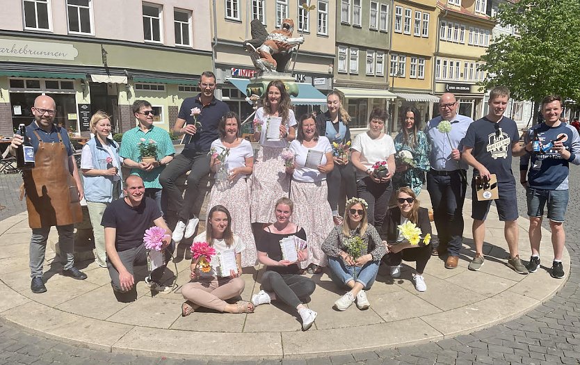 Fotosession des Gewerbevereins voller Vorfreude heute am Marktbrunnen (Foto: privat )