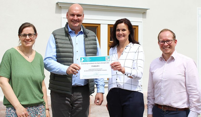 Frau Hochwind-Schneider, Landrätin des Kyffhäuserkreises, übergibt den den Fördermittelbescheid für die digitalen Infostelen an den Bürgermeister der Stadt Sondershausen, Steffen Grimm. (Foto: LRA Sondershausen)