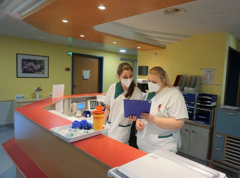 Klara Ottilie und Jennifer Werle am Schwesterndienstplatz (Foto: Helios Kliniken Mansfeld-Südharz,  Antonia Bütof )