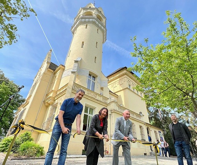 Oberbürgermeister Kai Buchmann, Susanne Hinsching (Leiterin des Kunsthaus Meyenburg) und Oliver Wönnmann (Förderverein des Kunsthauses) bei der Wiedereröffnung des Kunsthausturmes (Foto: Stadtverwaltung Nordhausen)