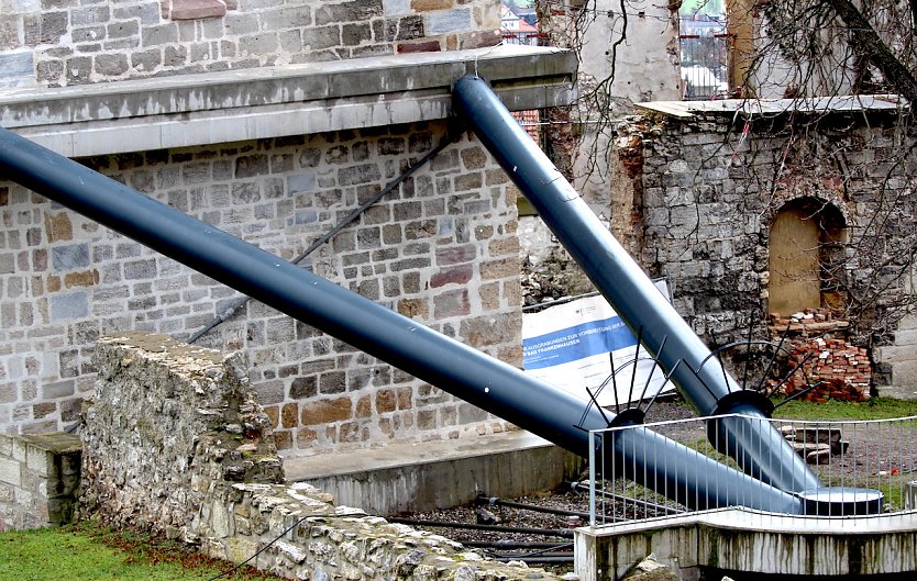 Eine spezielle Stahlkonstruktion stützt den Schiefen Turm von Bad Frankenhausen (Foto: Eva Maria Wiegand)