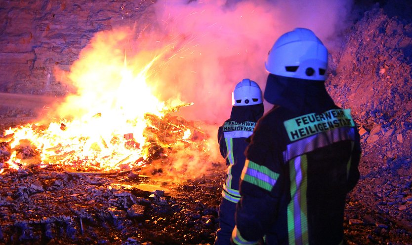 In einem Tagebau brannte Bauschutt (Foto: Feuerwehr Heiligenstadt)