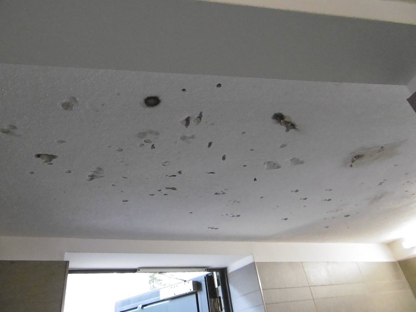 Brandflecken an der Decke der Herrentoilette (Foto: Landespolizeiinspektion Nordhausen)