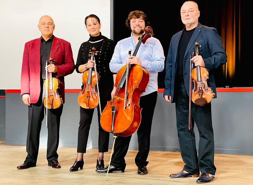 Das Sondershäuser Streichquartett (v.l.): Adrian Liviu Stanciu (Violine); Tereza Simona Luca (Viloa); Sebastian Hennemann (Cello), Radu Stanciu (Violine) konzertieren im Blauen Saal im Sondershäuser Schloss (Foto: Fabian Fromm)