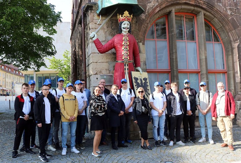 Mit dem Roland vor dem Roland: Junge Mechatroniker aus Polen (Foto: S. Daehn)