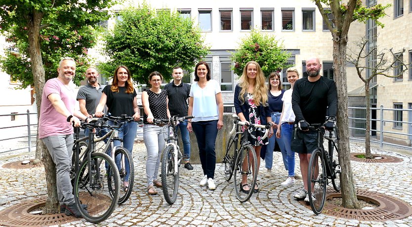 Startschuss zum STADTRADELN mit der Landrätin Antje Hochwind-Schneider (Mitte) (Foto: LRA Kyffhäuserkreis)