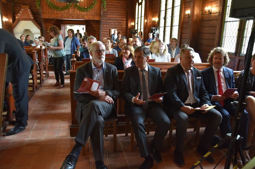 1. Reihe von links nach rechts: Staatsminister f. Kultur Reiner Robra, Landrat Harz Thomas Balcerowski, Bürgermeister Stadt Oberharz am Brocken Ronald Fiebelkorn, Schirmherr des Stabkirche Stiege e.V. Andreas Dieckmann; 2. Reihe Frau Heike Brehmer MdB (Foto: Sandra Schröder)