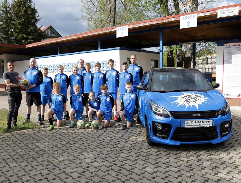 Die freie Kfz-Meisterwerkstatt von Inhaber Thomas Erdmann aus Heringen spendierte der U13 das neue Outfit.  (Foto: FSV Wacker 90 Nordhausen)