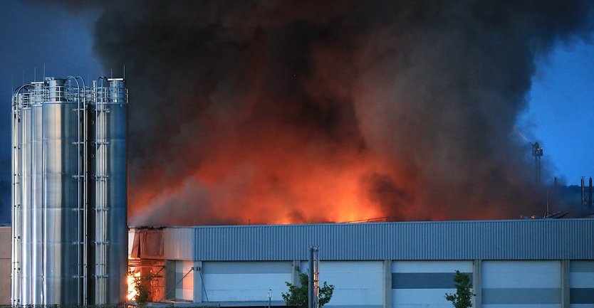 Inferno letzte Nacht: 300 Mitarbeiter plötzlich ohne Job (Foto: S.Dietzel)