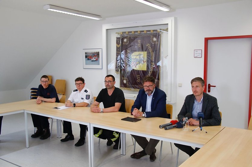 v.l.: Daniel Kunze, Kreisbrandinspektor des Landkreises, Thomas Gubert, Inspektionsdienst der Polizei, Marcel Steinecke, Wehrführer und Einsatzleiter Bürgermeister Frank Rostek und Dr. Marcus Schirmer, Geschäftsführer Backstube Panem (Foto: agl)