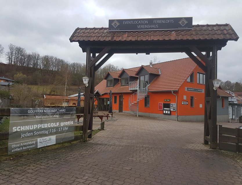 Das Vereinshaus der Golfer in Neustadt steht für Neugierige wieder offen (Foto: Hans-Leopold Holzapfel)