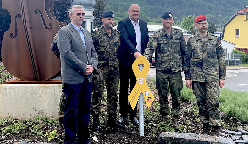 Bürgermeister Steffen Grimm (Mitte); Oberstleutnant Faul (2.vr.);Stabsfeldwebel Spengler (2.v.l.) (Foto: Stadtverwaltung Sondershausen)