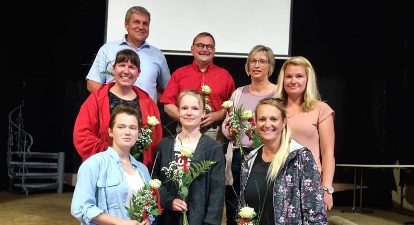 Reihe vorne: Elisa Töppe, Anthea Wendt, Janine Aschenbrenner; Mitte: Katrin Begrich- Schmidt, Katja Luplow; hinten: Torsten Müller, Sören Wendt, Denise Hohlstein. (Foto: K. Herzau)