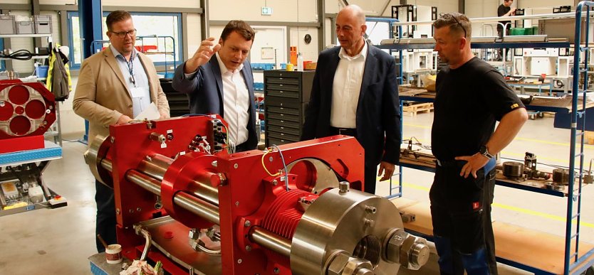 v.l.: Ralf Krause, Chief Operation Officer bei Hydrogen, Minister Wolfgang Tiefensee, Geschäftsführer Mathias Kurras und Industriemechaniker Tim Bollmann in der Werkhalle der Maximator-Hydrogen  (Foto: agl)