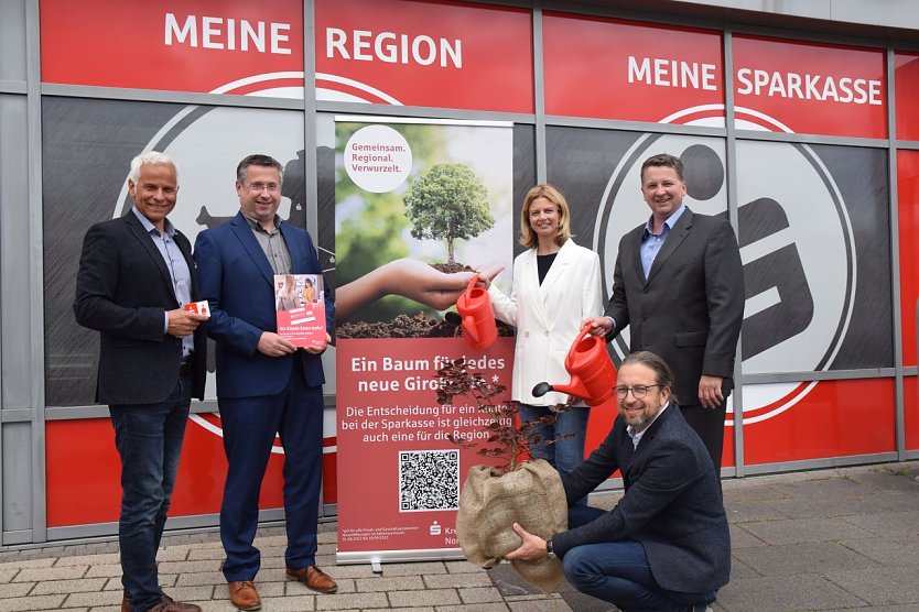 Symbolischer Start der Initiative „„Gemeinsam. Regional. Verwurzelt.““ mit Steffen Meyer, Sachgebietsleiter Umwelt und Grünordnung, Jan Oberbüchler, Vorstandsmitglied der Kreissparkasse Nordhausen, Alexandra Rieger, Bür-germeisterin der Stadt Nordhausen, Thomas Seeber, Vorstandsvorsitzender der Kreissparkasse Nordhausen sowie Sven Gerwien vom Sachgebiet Umwelt und Grünordnung der Stadt Nordhausen. (Foto: KSK Nordhausen)