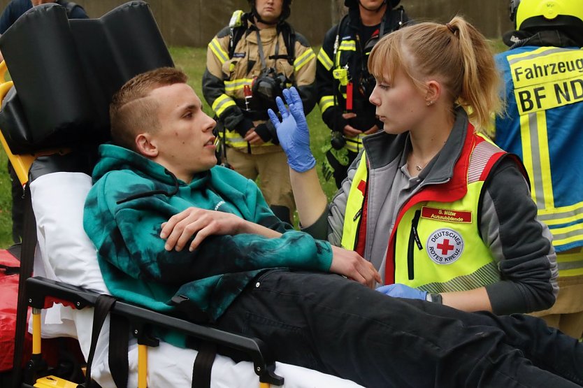 Üben für den Ernstfall - Stefanie Müller und Sebastian Müller, beide Rettungssanitäter in Ausbildung (Foto: agl)