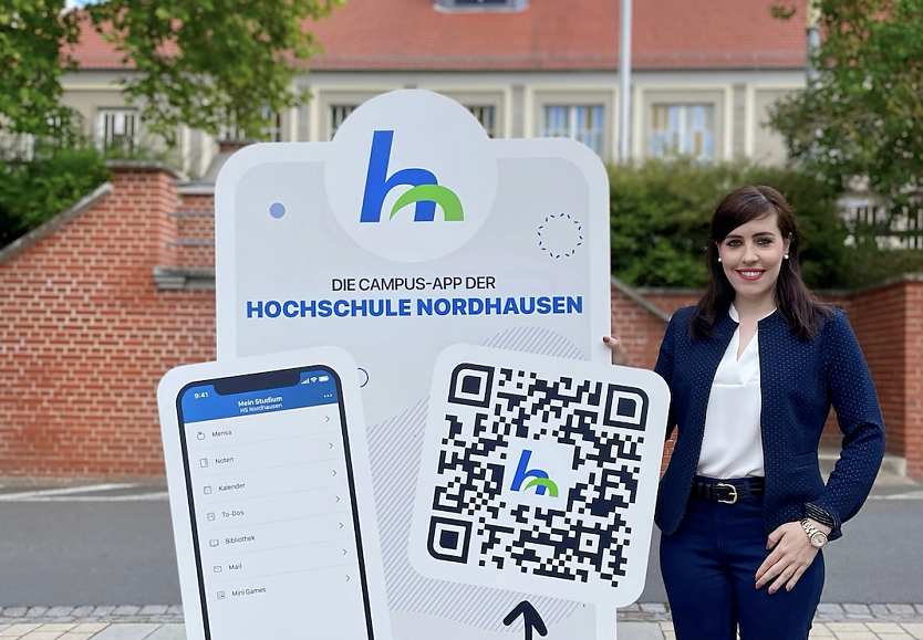 Nadine Kathrin Luschnat verkündet den Startschuss für die eigene Campus App der Hochschule Nordhausen „UniNow“. (Foto: Tina Bergknapp)