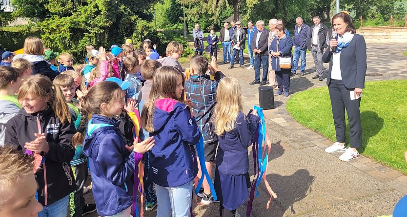 Landrätin Antje Hochwind-Hochwind-Schneider übergibt neuen Spielplatz an die Kinder der Grundschule Wiehe  (Foto: LRA Sondershausen)