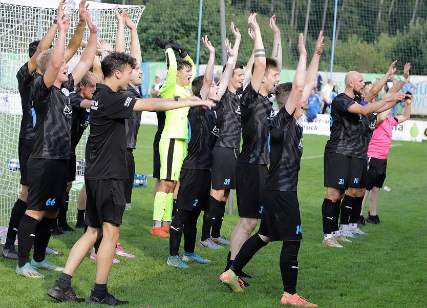 So wie hier nach dem Heimsieg gegen Grimm im Herbst wollen die wacker-Spieler auch am Samstag in Bischofswerda jubeln. (Foto: Michael Liedke)