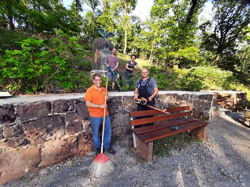 Arbeitseinsatz am Kriegerdenkmal  (Foto: Ortschafstrat Neustadt)