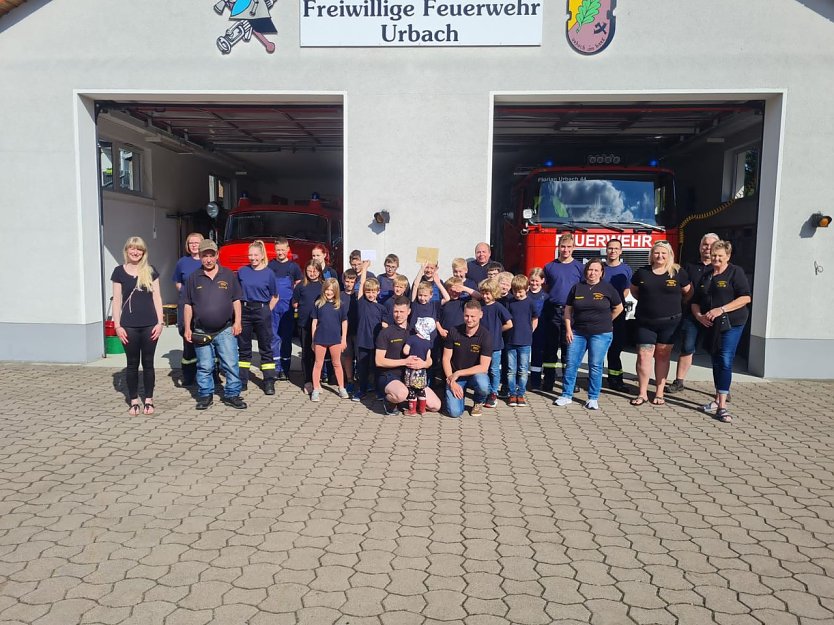 Die Kirmesgesellschaft Urbach übergab ihre Spende an die Kinder- und Jugendfeuerwehrabteilung der FFW Urbach (Foto: Kevin Seifert)