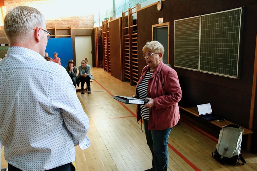 "Was haben wir denn noch?" fragte die ehemalige Schuldirektorin Margret Kern und übergab dem Bürgermeister eine Unterschriftenliste (Foto: agl)