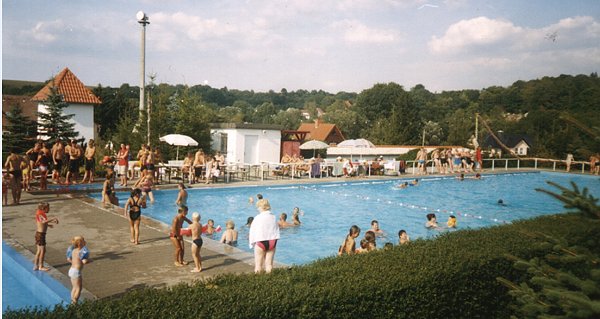 Ein Bild aus besseren Tagen - das Klettenberger Freibad gehört für die Menschen zum Herzen des Ortes (Foto: Gemeinde Hohenstein)