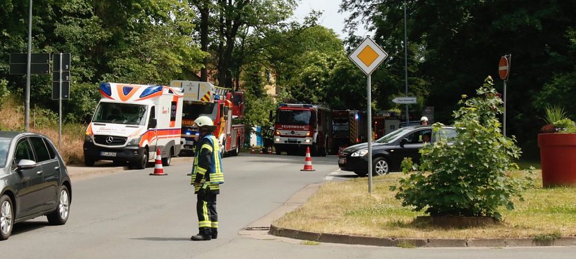 Rettungskräfte und Feuerwehr im Einsatz am Gehege (Foto: Lukas Mühlhause)