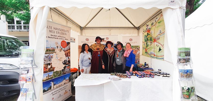 Andrea Unrein, Stadtmarketing Stadtverwaltung Mühlhausen; Alexander und Ines Krüger von der Bürgerschaft Greifswald; Hanseradler Hans Potratz aus Lübeck; Nancy Krug Tourist Information Mühlhausen (Foto: Stadt Mühlhausen)