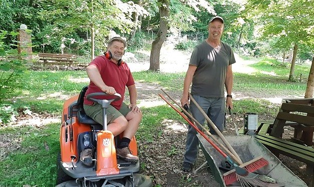 Verschönerungarbeiten im Ahornpark (Foto: Schäfer)