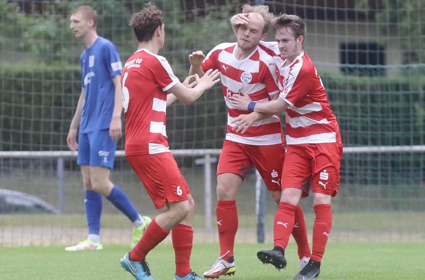 Robert Knopp nimmt die Glückwünsche seiner Kollegen zum zwischenzeitlichen 1:1 entgegen (Foto: M.Liedke)