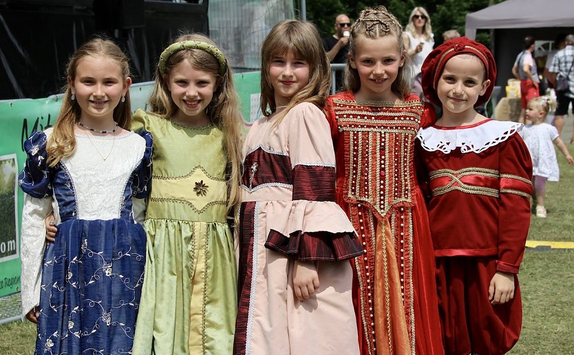 Kinder führten historische Kostüme aus der Zeit des Klassizismus auf dem Residenzfest in Sondershausen vor (Foto: Eva Maria Wiegand)