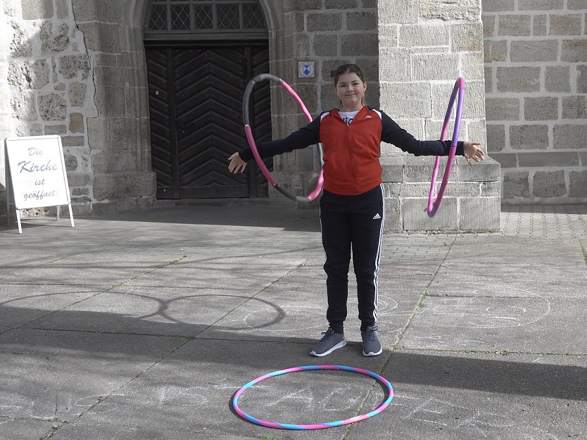 Hula Hoop vor der Blasii-Kirche - zum Aktionstag beim Kinder-Kirchen-Laden am kommenden Freitag (Foto: Frank Tuschy)