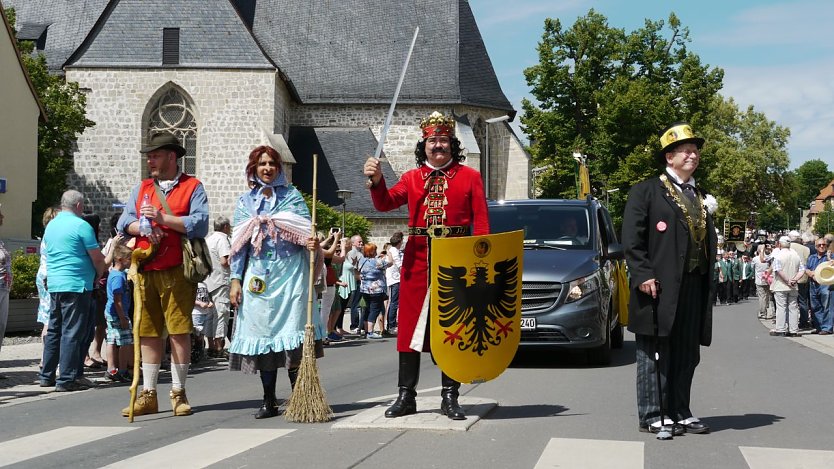 Das 52. Rolandsfest steht endlich vor der Tür und auch der Roland und seine Konfifchen, hier beim Umzug 2017, freuen sich schon (Foto: Stadtverwaltung Nordhausen)