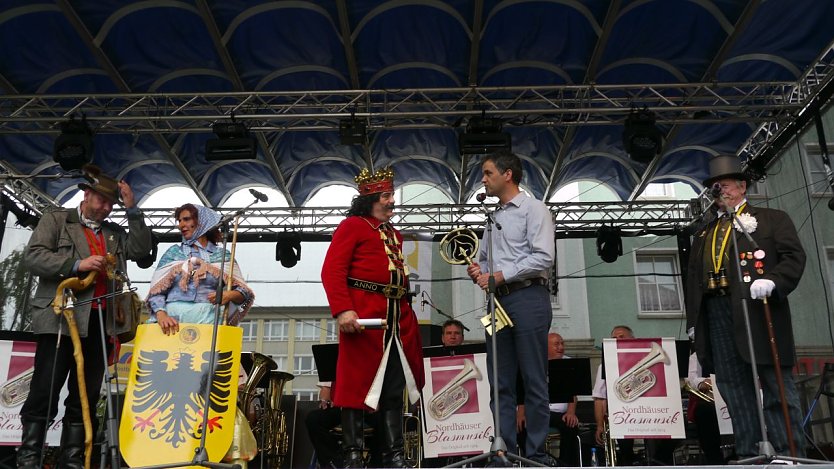 Mit der Schlüsselübergabe an den Roland wird das Fest am Freitagnachmittag eröffnet (Foto: Stadtverwaltung Nordhausen)