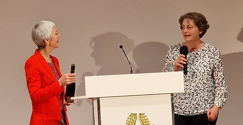 Zum Abschied gab es eine Flasche Flutwein von einer Vertreterin des Bibliotheks-Fördervereins (Foto: nnz)