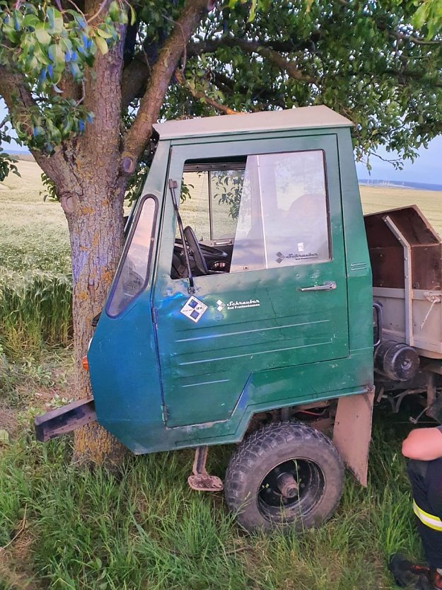 Mit über zwei Promille gegen einen Baum gekracht (Foto: S. Dietzel/Feuerwehr Bad Frankenhausen)