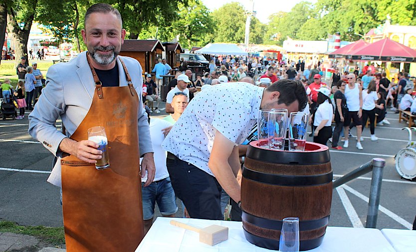 Zufrieden und mit sauberer Schürze: Bürgermeister Matthias Reinz eröffnete das 210. Brunnenfest (Foto: oas)