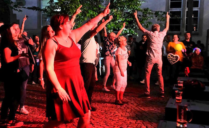 Ausgelassenen Stimmung am ersten Abend des Rolandsfestes (Foto: P.Blei)