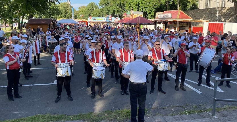 Auch der Bad langensalzaer Spielmannszug und das Thamsbrücker Tambourcorps sind beim Umzug vertreten (Foto: oas)