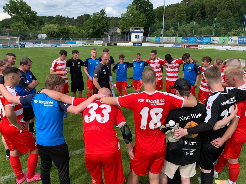 Hängende Köpfe nach dem letzte Heimspiel in der Oberliga  (Foto: M.Liedke)