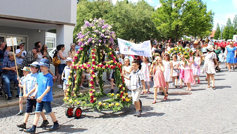 Farbenfrohe Menschen und Dekorationen zum Festumzug  (Foto: oas)