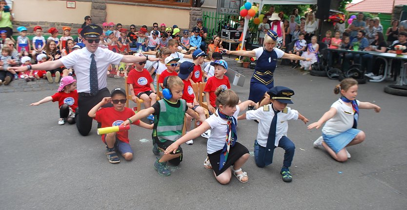 Kindervillakinder im "Landeanflug" auf Bad Frankenhausen (Foto: Katrin Milde)