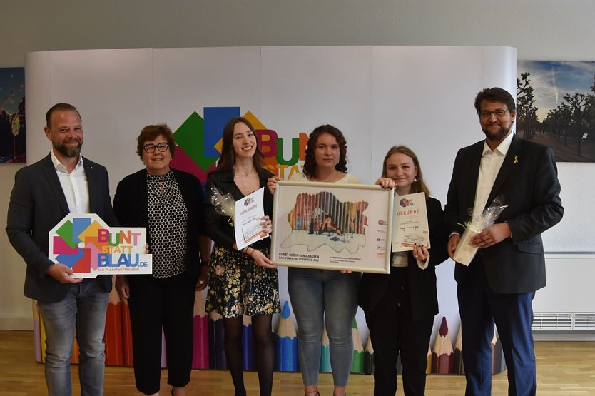 Amy Marie Müller, Emely Schuppich, Anna Heyden, Sozialministerin Petra Grimm-Benne (Schirmherrin "bunt statt blau" in Sachsen-Anhalt), Madlen Dressel, Thea Helling und Uwe Hennemann, DAK-Chef in Sangerhausen. (Foto: Stefan Poetig/ DAK-Gesundheit)