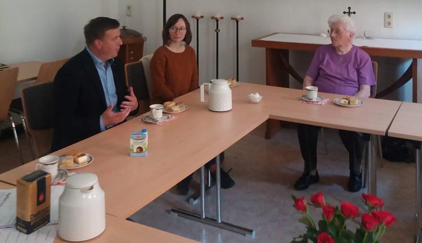 Greußner Bürgermeister Torsten Abicht besucht mit einer AGATHE-Mitarbeiterin das Frauentreff in der evang. Kirchengemeine Greußen (Foto: LRA Kyffhäuserkreis)